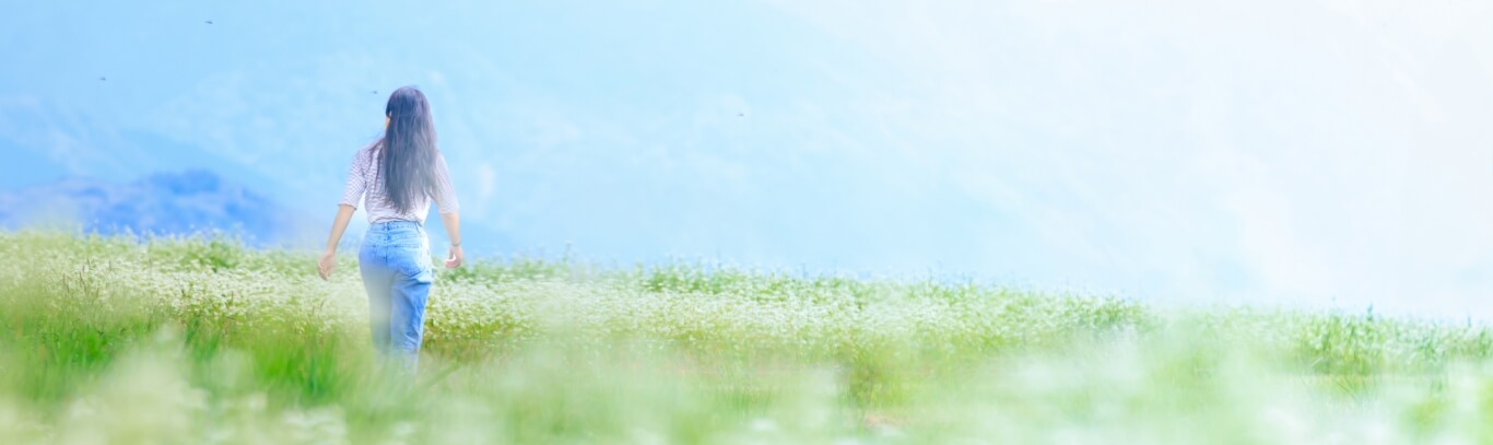 花畑で歩いている女性